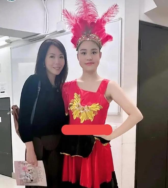 还记得娱记甘比吗?如今是香港女首富,上时尚杂志封面堪比女明星(组图) - 7