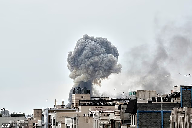 澳洲基地遇袭被炸,浓烟滚滚!美伊冲突恐进一步升级,全球股市大跌!澳洲央行警告(组图) - 2