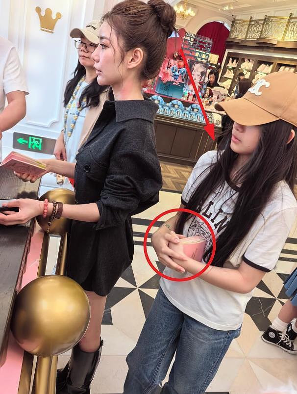 大S女儿给奶奶送元宵节对联，写“马到成功”4个字，她特别懂事（组图） - 13