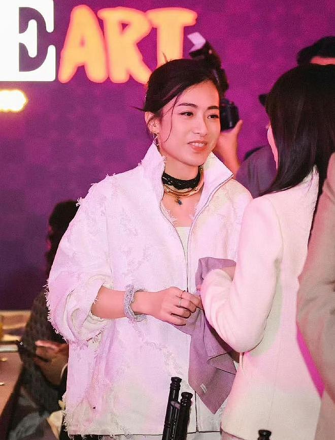 还记得娱记甘比吗?如今是香港女首富,上时尚杂志封面堪比女明星(组图) - 1