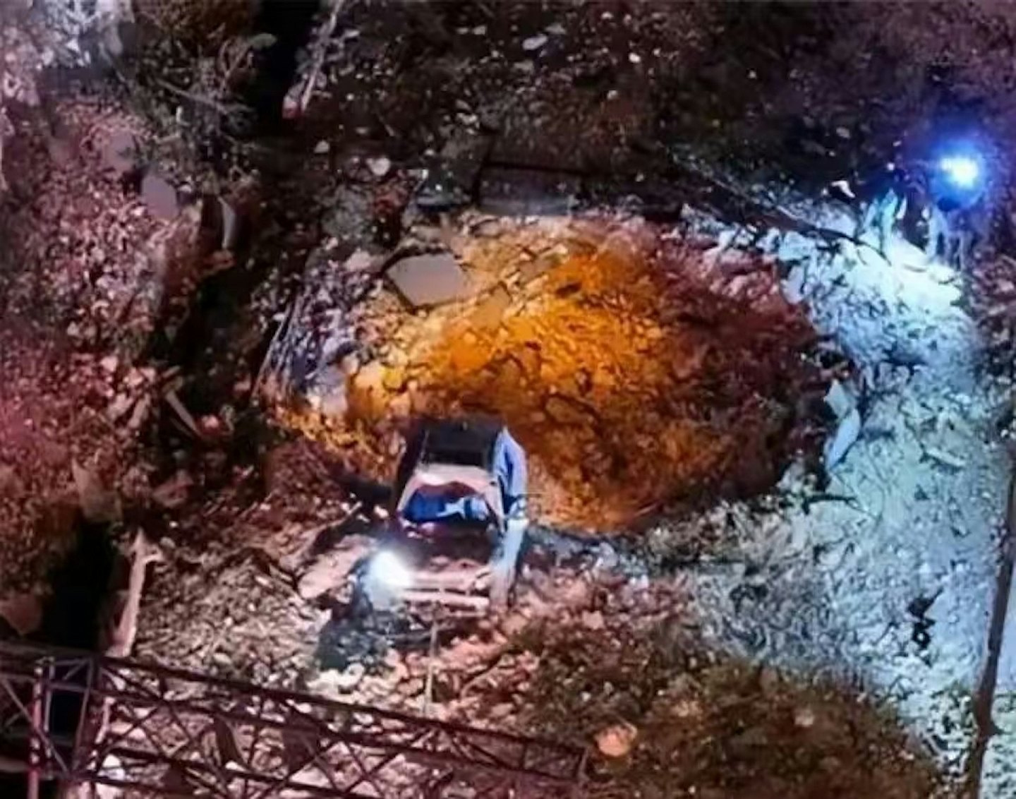 比亚迪电动车挨过伊朗导弹轰炸，路面现深坑无人死亡！专家解释（视频/组图） - 2