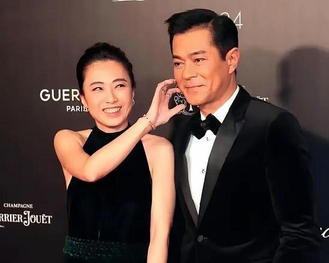 还记得娱记甘比吗?如今是香港女首富,上时尚杂志封面堪比女明星(组图) - 12