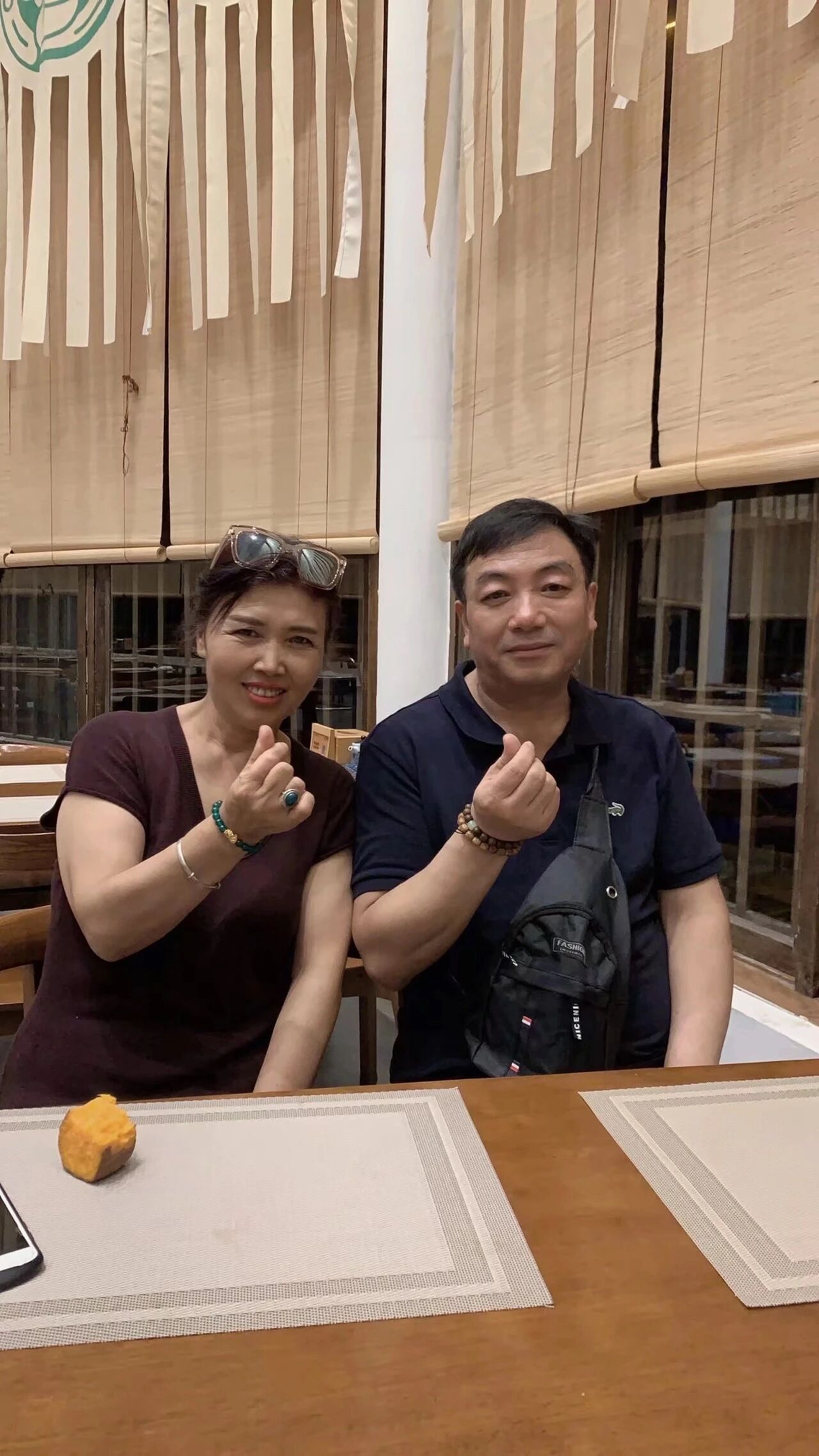 【情感】郑州“糖果店夫妻”拌嘴日常上热搜，300w人笑疯了：最好的爱情是一个愿闹一个愿哄（组图） - 1