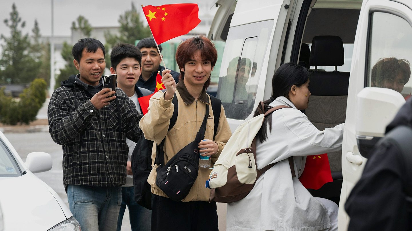 25名从伊朗撤离中国公民,经土库曼启程回国(组图) - 1