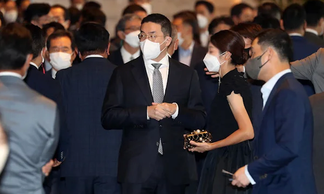 韩顶级财阀狗血内斗!养子接班疑抢会长遗孀数十亿遗产,妻女3人怒撕:他伙同生父骗我们!(组图) - 25