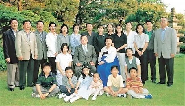 韩顶级财阀狗血内斗!养子接班疑抢会长遗孀数十亿遗产,妻女3人怒撕:他伙同生父骗我们!(组图) - 12