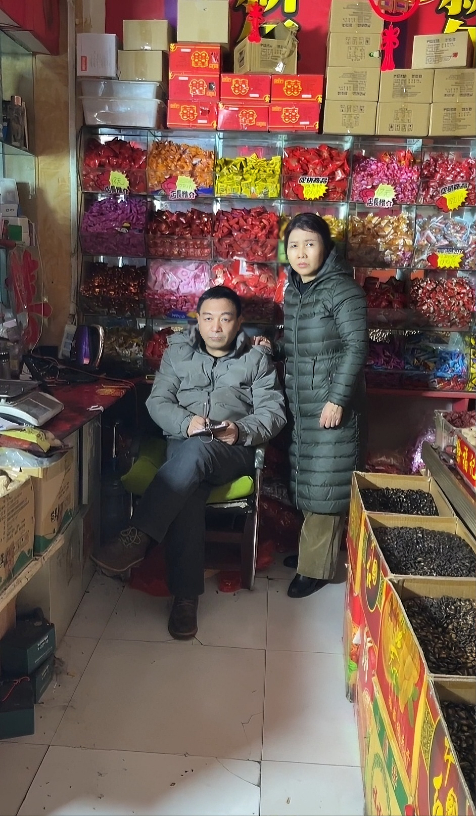【情感】郑州“糖果店夫妻”拌嘴日常上热搜，300w人笑疯了：最好的爱情是一个愿闹一个愿哄（组图） - 2
