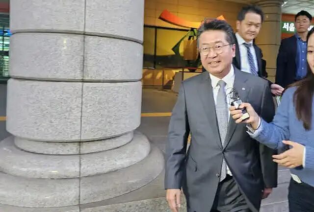 韩顶级财阀狗血内斗!养子接班疑抢会长遗孀数十亿遗产,妻女3人怒撕:他伙同生父骗我们!(组图) - 18
