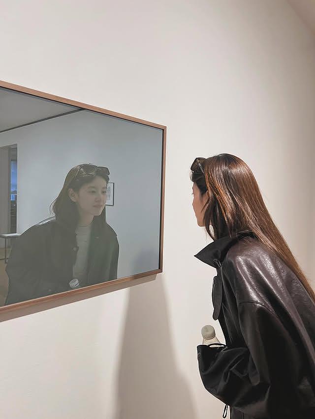 32岁章泽天画廊自拍，对着镜子灿笑，真实素颜状态也很阳光（组图） - 2