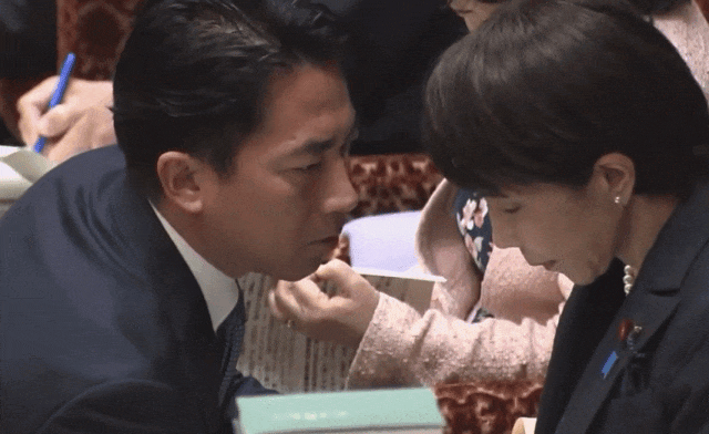 高市首相和小泉进次郎在国会的一段视频爆火日网!日本网友竟疯狂嗑起了他俩的CP(组图) - 2
