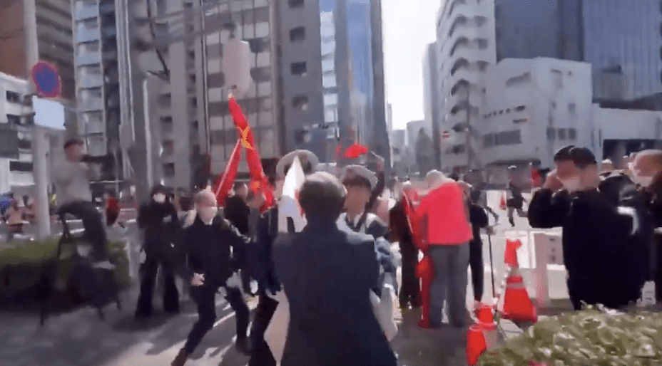 日本再爆推撞华人事件!中国观众东京马拉松遭当街推倒,驻华使馆提严正交涉(视频/组图) - 2