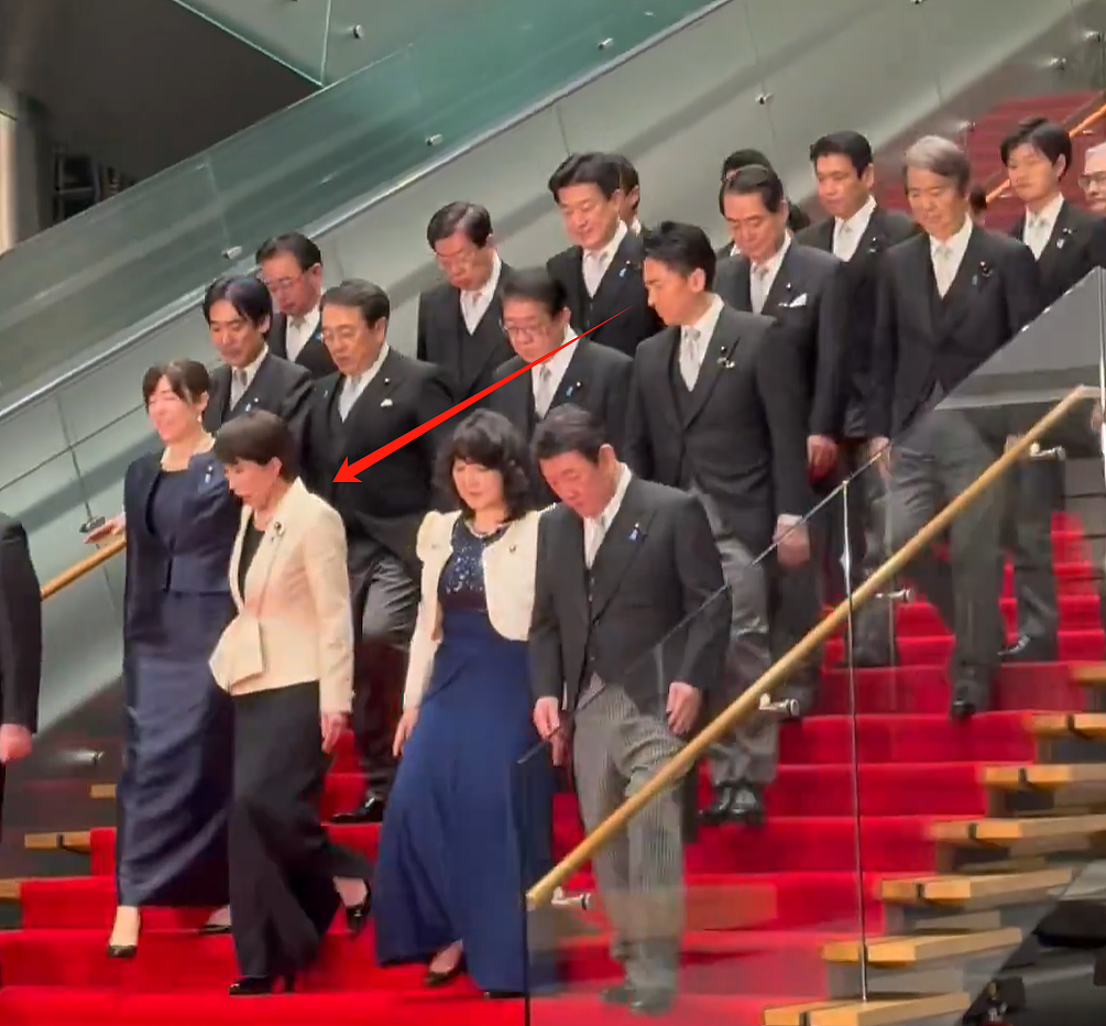 高市首相和小泉进次郎在国会的一段视频爆火日网!日本网友竟疯狂嗑起了他俩的CP(组图) - 30