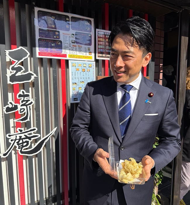 高市首相和小泉进次郎在国会的一段视频爆火日网!日本网友竟疯狂嗑起了他俩的CP(组图) - 5