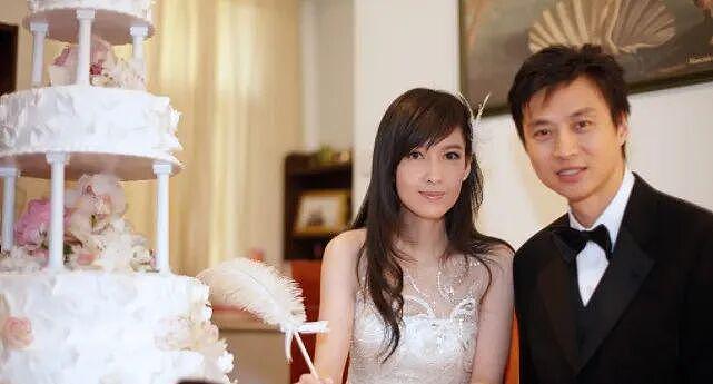 无数男人心中的白月光,被绿8次,结婚18年没孩子,顶级恋爱脑?(组图) - 3