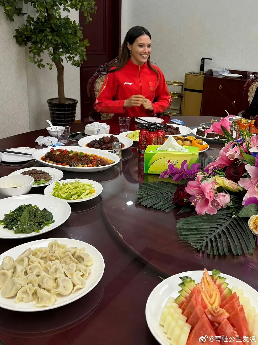 谷爱凌更新社媒只发俩字：北京！听相声、吃美食…沉浸式感受北京烟火气（组图） - 6