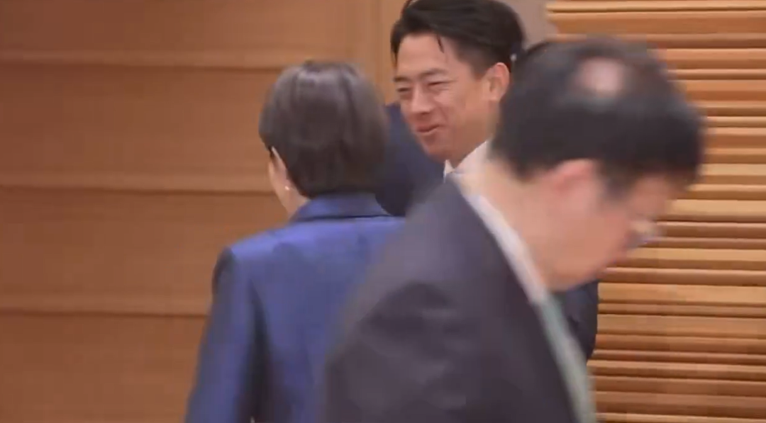 高市首相和小泉进次郎在国会的一段视频爆火日网!日本网友竟疯狂嗑起了他俩的CP(组图) - 33