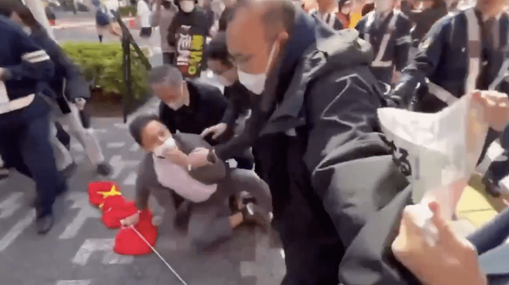 日本再爆推撞华人事件!中国观众东京马拉松遭当街推倒,驻华使馆提严正交涉(视频/组图) - 3