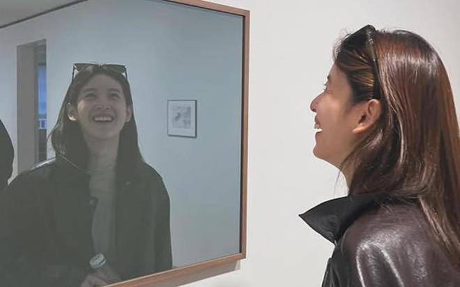 32岁章泽天画廊自拍，对着镜子灿笑，真实素颜状态也很阳光（组图） - 4