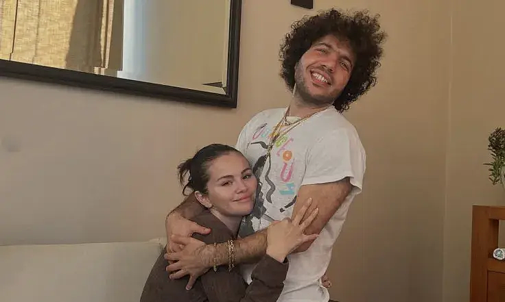 赛琳娜当众亲丈夫黢黑脏脚回应离婚?自曝想要4娃,粉丝劝她清醒点(组图) - 14