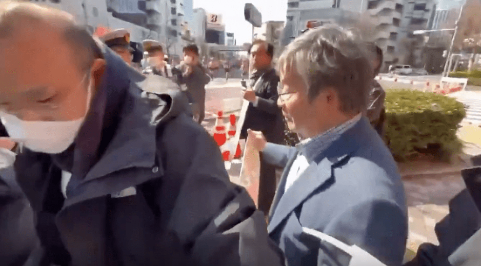 日本再爆推撞华人事件!中国观众东京马拉松遭当街推倒,驻华使馆提严正交涉(视频/组图) - 4