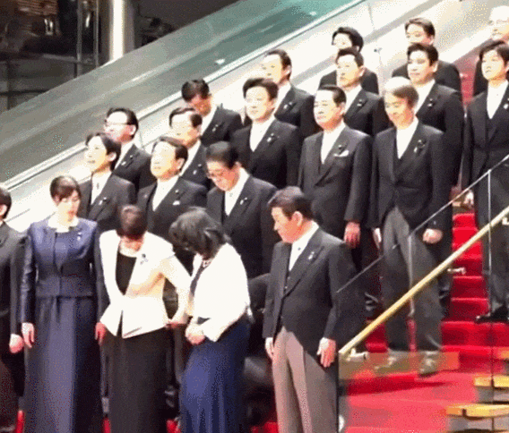 高市首相和小泉进次郎在国会的一段视频爆火日网!日本网友竟疯狂嗑起了他俩的CP(组图) - 31