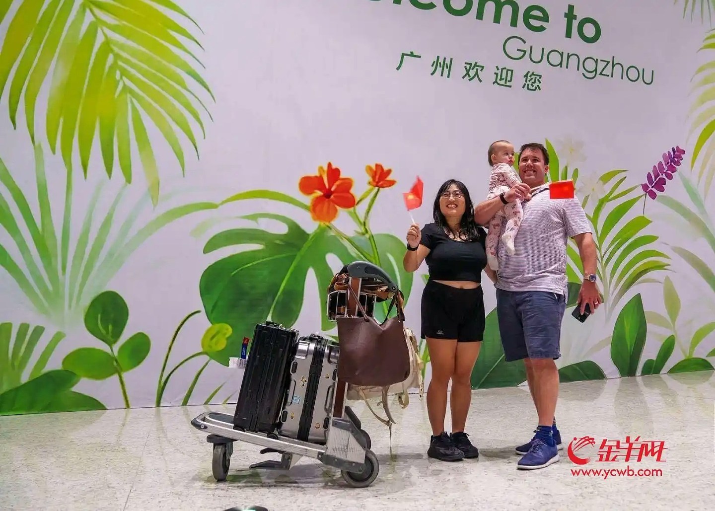 滞留杜拜首批中国旅客飞抵广州!“开心回到祖国怀抱...”(组图) - 4