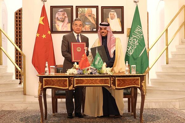 王毅分别与沙特阿联酋外长通话，中国特使将赴中东斡旋（组图） - 2
