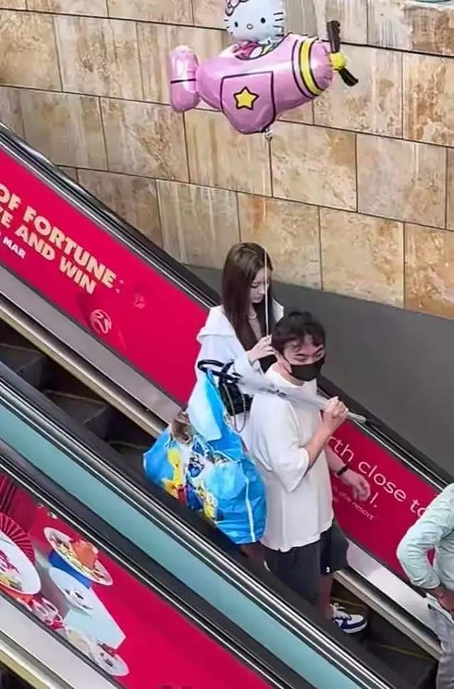王思聪带新女伴吃田鸡粥被偶遇，女方扎高马尾身材傲人，不输懒懒（组图） - 3