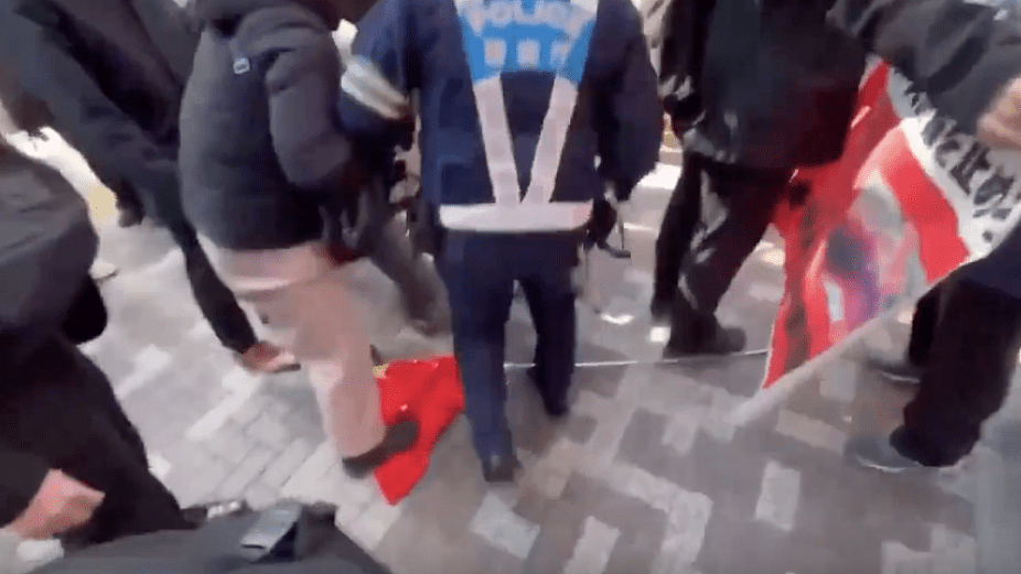日本再爆推撞华人事件!中国观众东京马拉松遭当街推倒,驻华使馆提严正交涉(视频/组图) - 5
