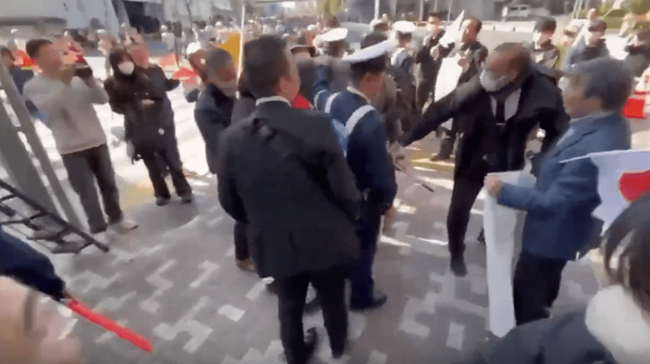日本再爆推撞华人事件!中国观众东京马拉松遭当街推倒,驻华使馆提严正交涉(视频/组图) - 6