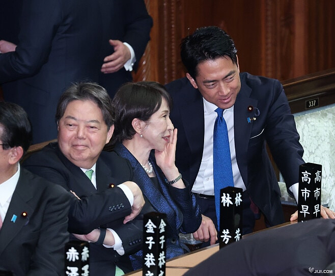 高市首相和小泉进次郎在国会的一段视频爆火日网!日本网友竟疯狂嗑起了他俩的CP(组图) - 37