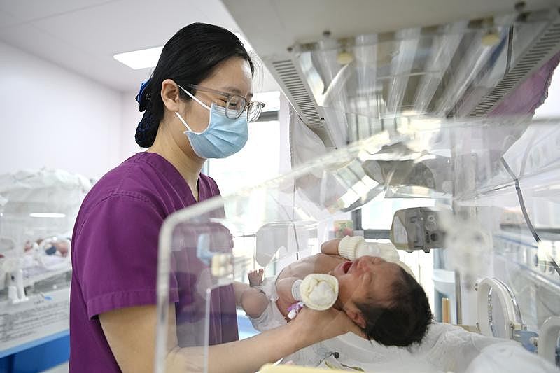 全国人大代表：建议三孩家庭每月补贴5000元至孩子3岁（组图） - 2