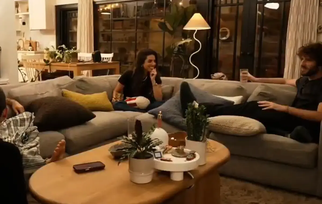 赛琳娜当众亲丈夫黢黑脏脚回应离婚?自曝想要4娃,粉丝劝她清醒点(组图) - 17