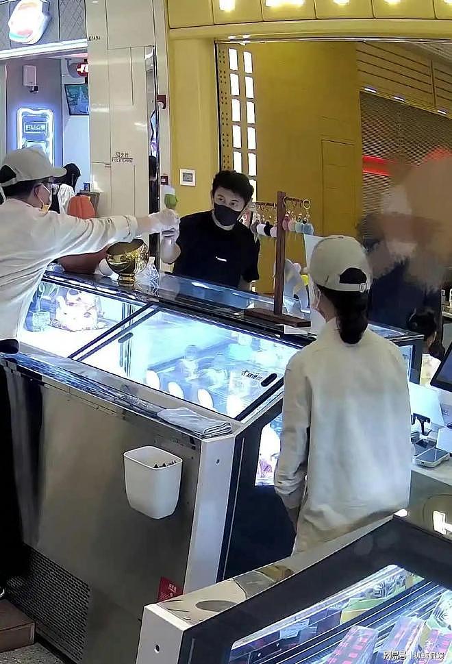 曝吴奇隆刘诗诗感情近况，两人分隔两地工作，上海房没卖女方在住（组图） - 9