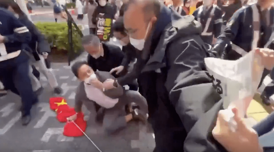 日本再爆推撞华人事件!中国观众东京马拉松遭当街推倒,驻华使馆提严正交涉(视频/组图) - 1