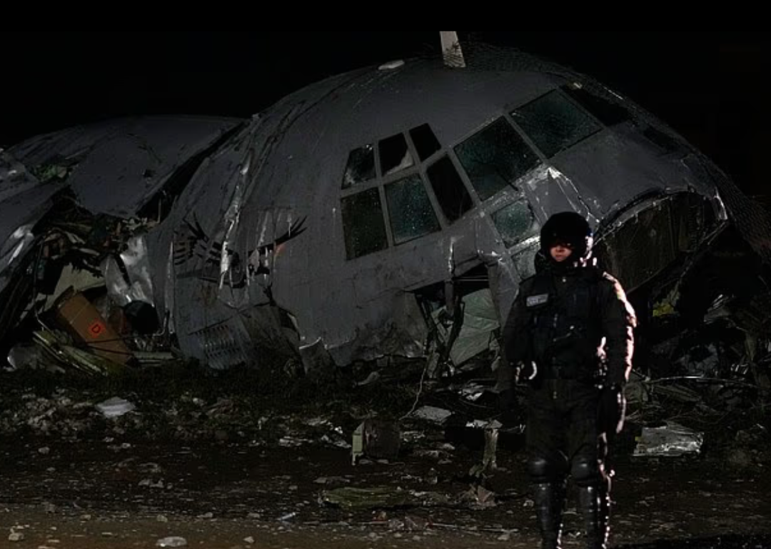 24人死！大型飞机坠毁，洒落4亿钞票引发哄抢，编织袋里全是钱（视频/组图） - 3