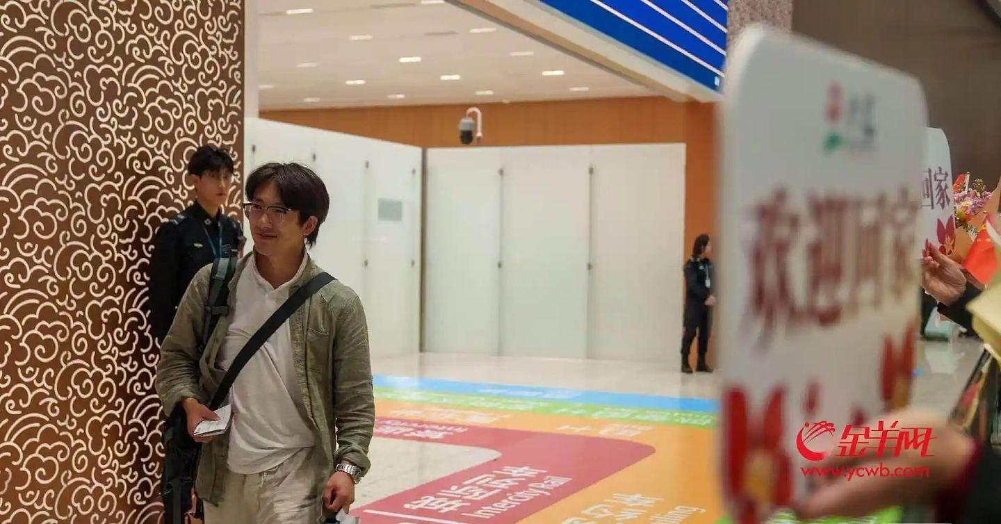 滞留杜拜首批中国旅客飞抵广州!“开心回到祖国怀抱...”(组图) - 5