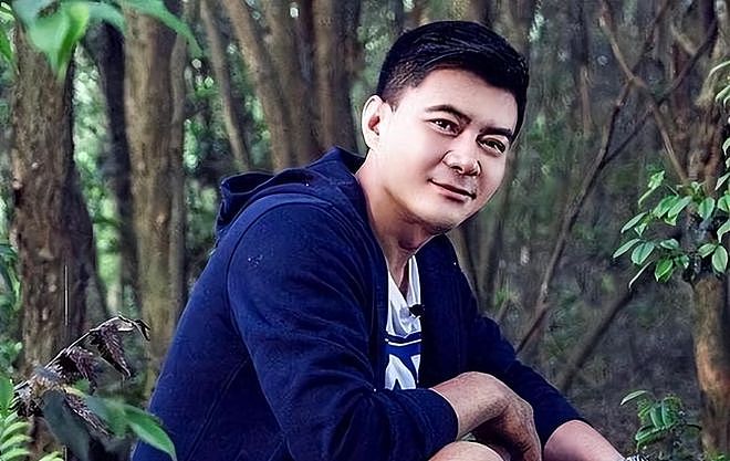 她用10年捧红丈夫，丈夫却转身迎娶秦海璐，如今她跟儿子相依为命（组图） - 1