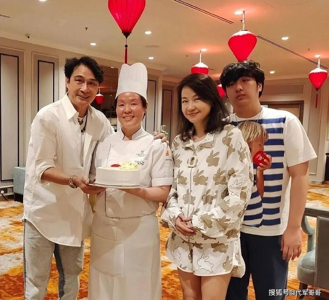 64岁吴镇宇近况曝光！与王丽萍一见钟情，如今17岁儿子费曼引发热议（组图） - 9
