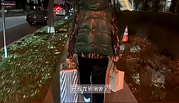 冯小刚夫妇现身洛杉矶！开特斯拉当司机、逛华人超市买菜包饺子，生活太真实（组图） - 6