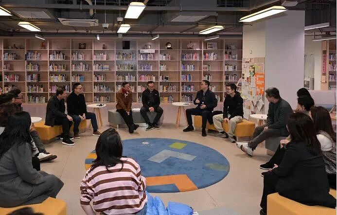 马云携阿里核心层罕见亮相：AI时代很多工作将消失（组图） - 1