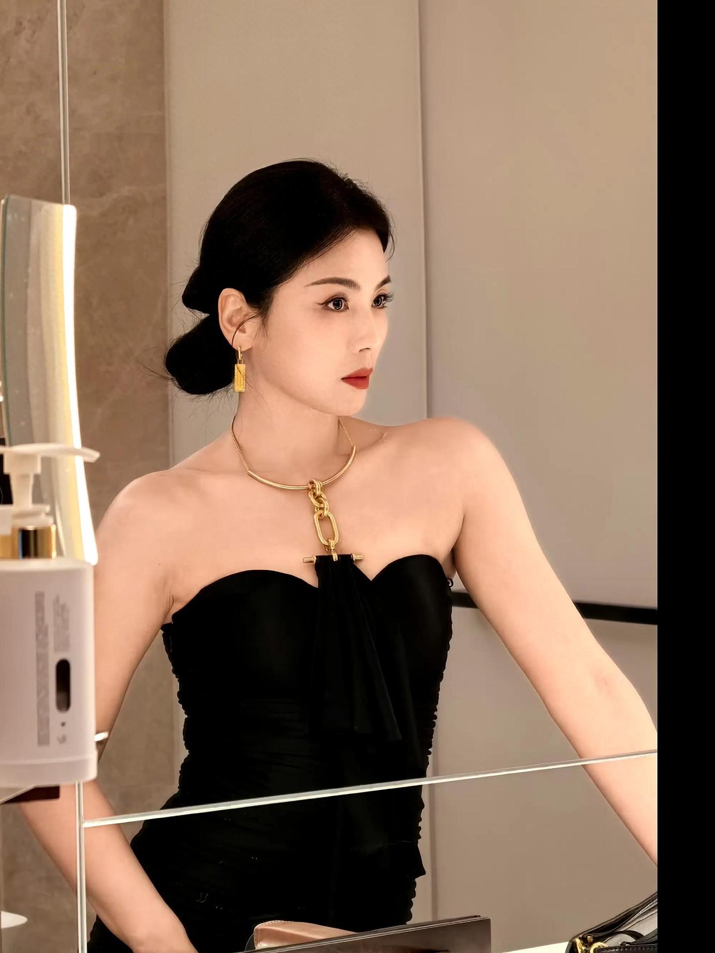 【美女】来看看刘涛性感抹胸写真（组图） - 1