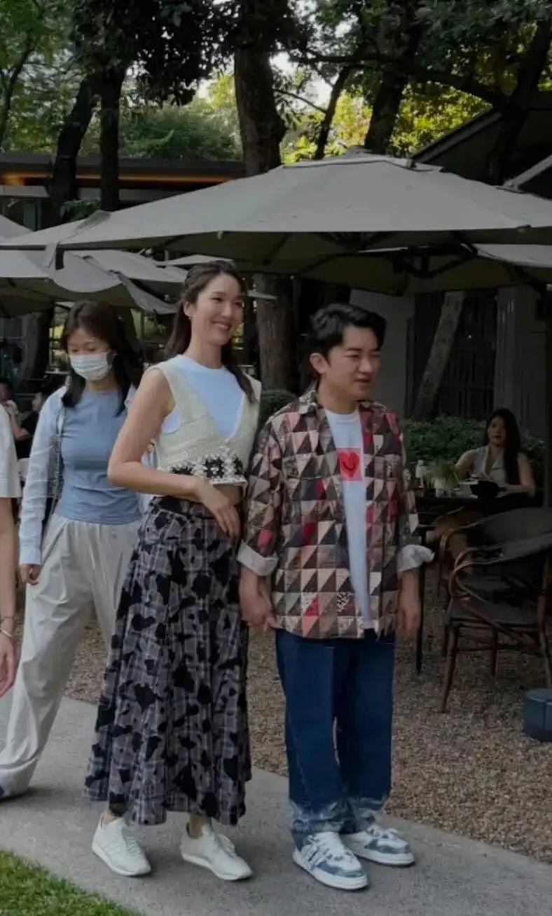 王祖蓝与老婆李亚男去泰国旅游被偶遇！身材发福啤酒肚十分明显（组图） - 4