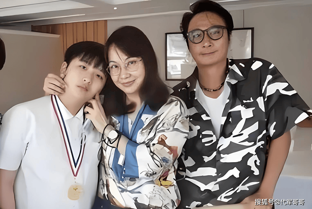 64岁吴镇宇近况曝光！与王丽萍一见钟情，如今17岁儿子费曼引发热议（组图） - 5