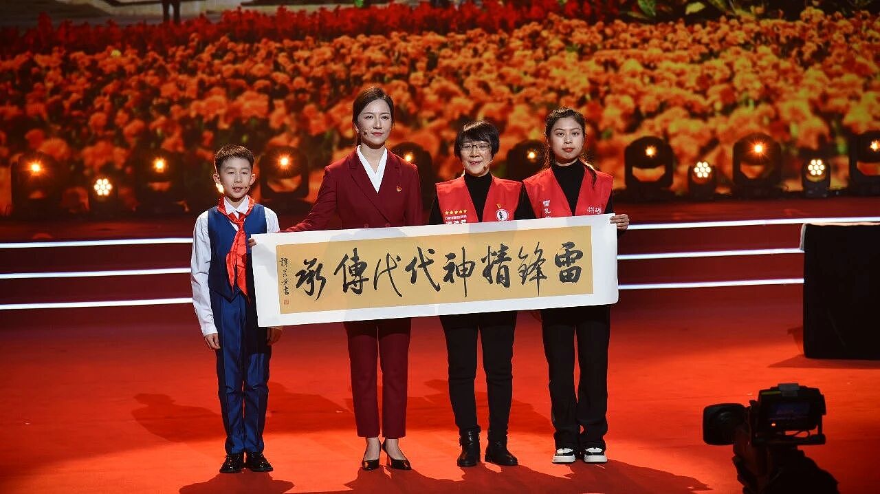 【情感】被这个“无手妈妈”圈粉了!女儿外孙接力“学雷锋”,这才是最牛的家风传承(组图) - 1