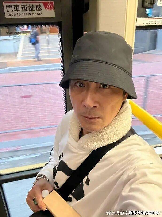 64岁吴镇宇近况曝光！与王丽萍一见钟情，如今17岁儿子费曼引发热议（组图） - 1