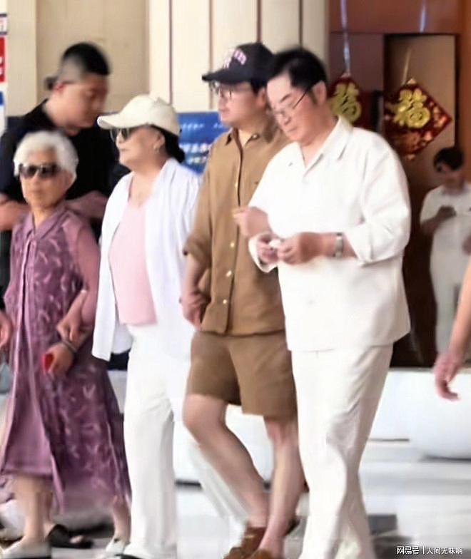 沈腾携姐出行，母亲白发比父亲硬朗，三亚购房养老父母（组图） - 3