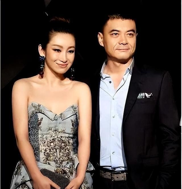她用10年捧红丈夫，丈夫却转身迎娶秦海璐，如今她跟儿子相依为命（组图） - 2