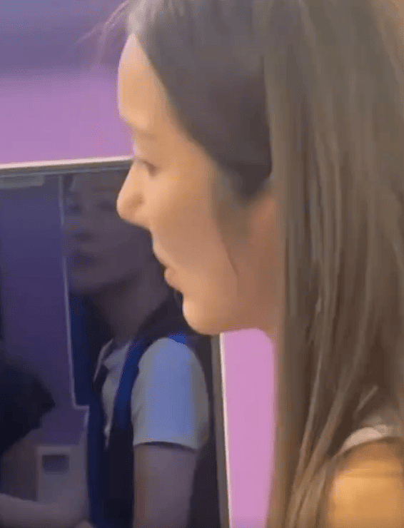 王祖蓝与老婆李亚男去泰国旅游被偶遇！身材发福啤酒肚十分明显（组图） - 3
