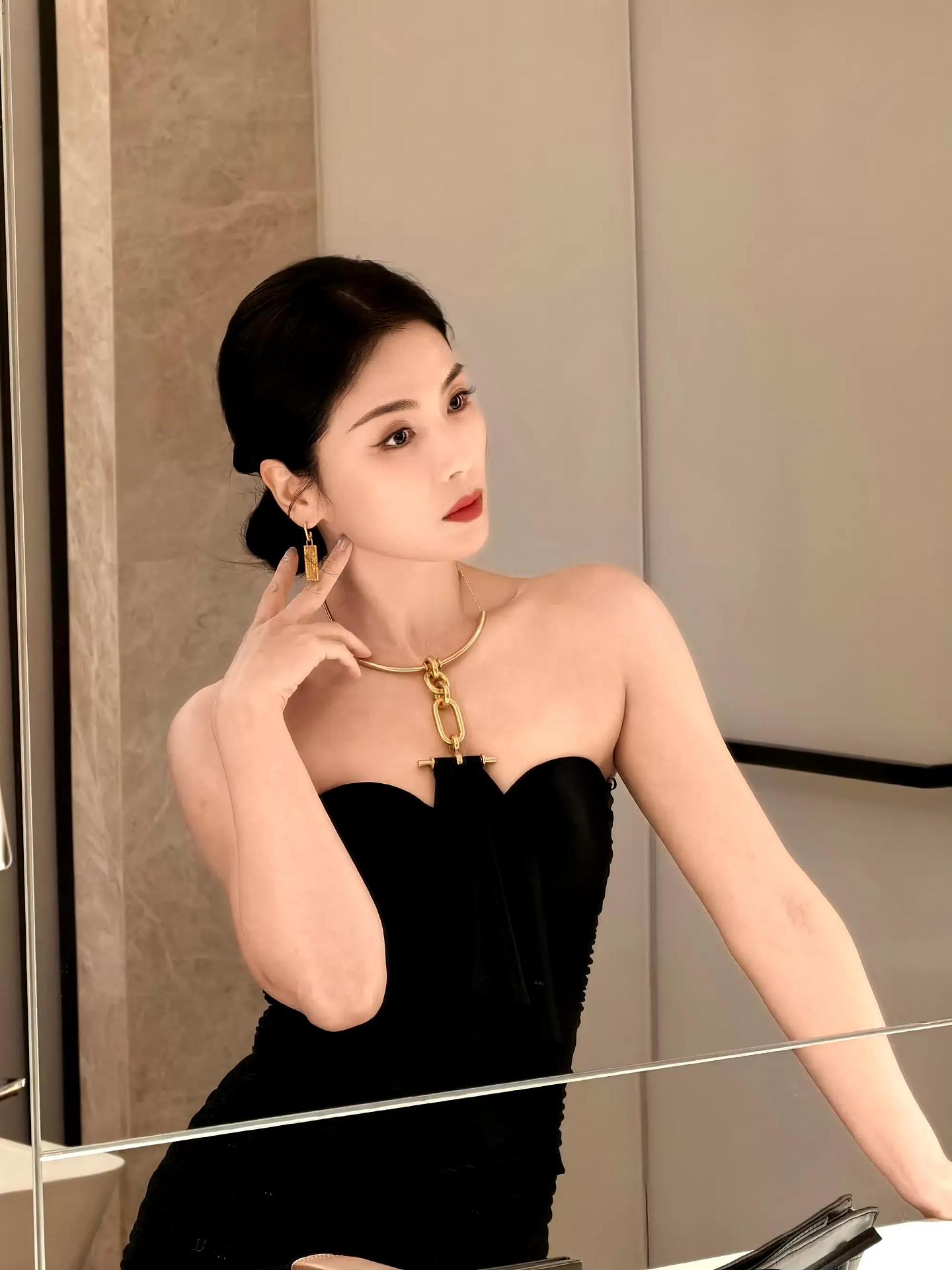 【美女】来看看刘涛性感抹胸写真（组图） - 3